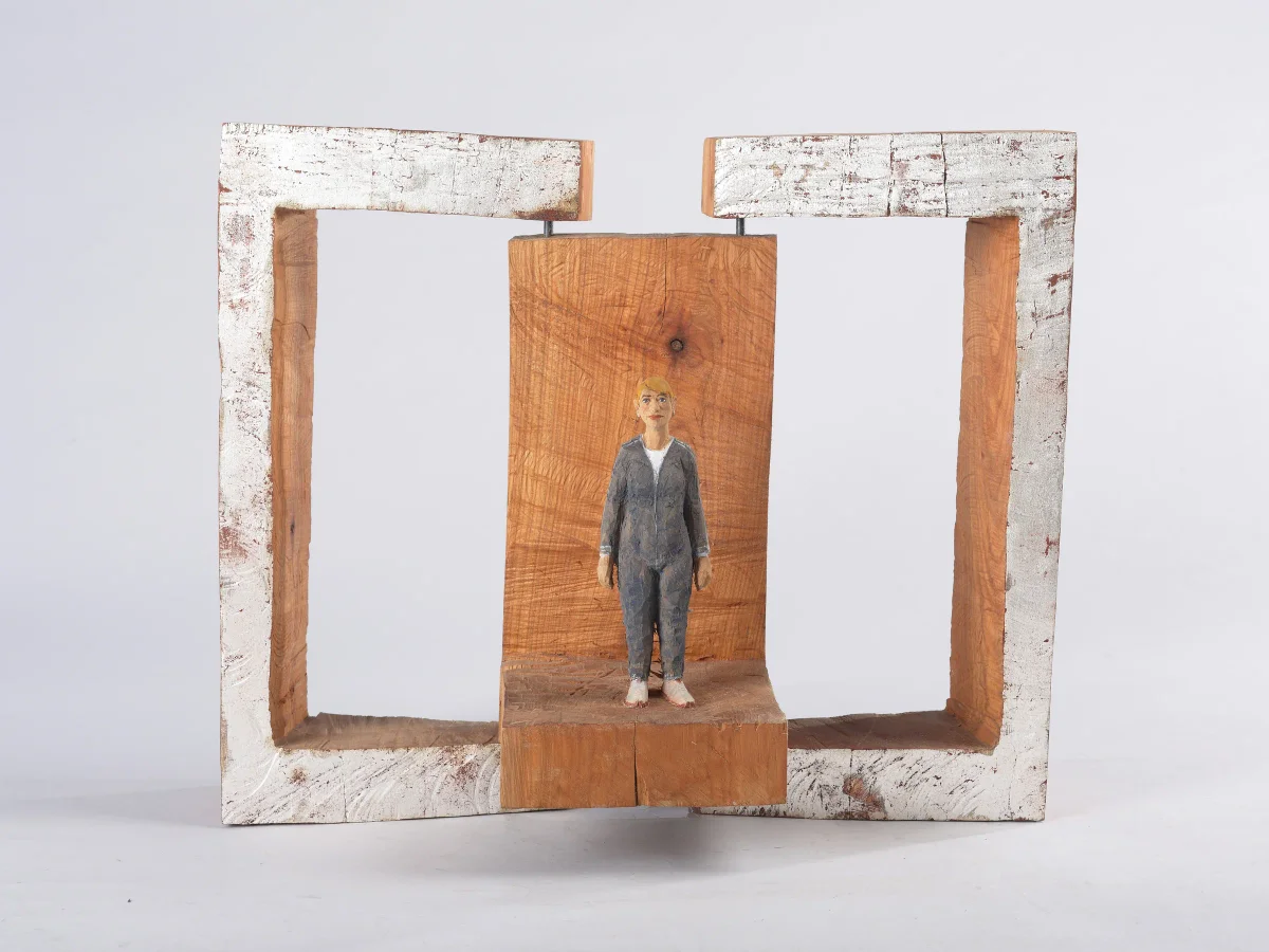 Wing Object – Woman in Blue – Hauptbild
